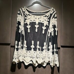 Merchant M Meduim. Lace top!!! Like new. Scalloped trim. 🖤🤍